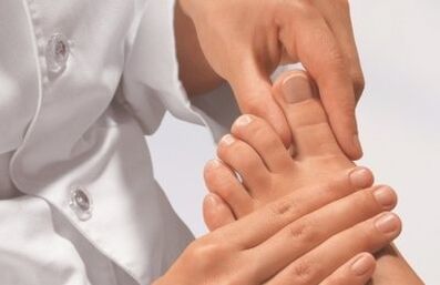 Liječnički prsti ispituju gljivicama nogu